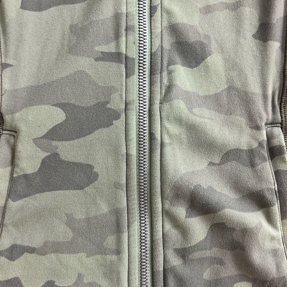 Lululemon Define Jacket Camo – Size 8 - Picture 5 of 10